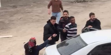 Sakarya’da hareketli dakikalar: Firariyi vermemek için polise direndiler