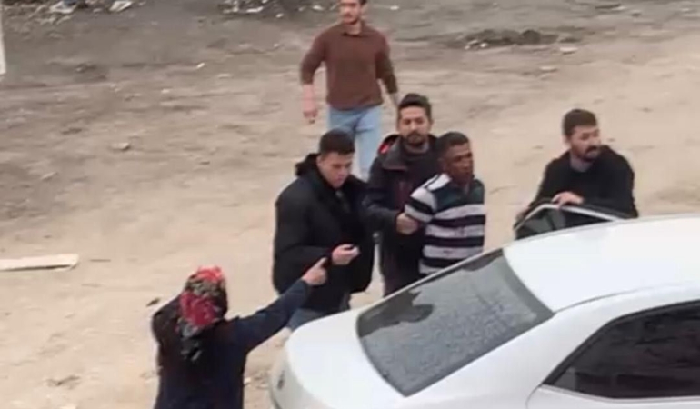 Sakarya’da hareketli dakikalar: Firariyi vermemek için polise direndiler