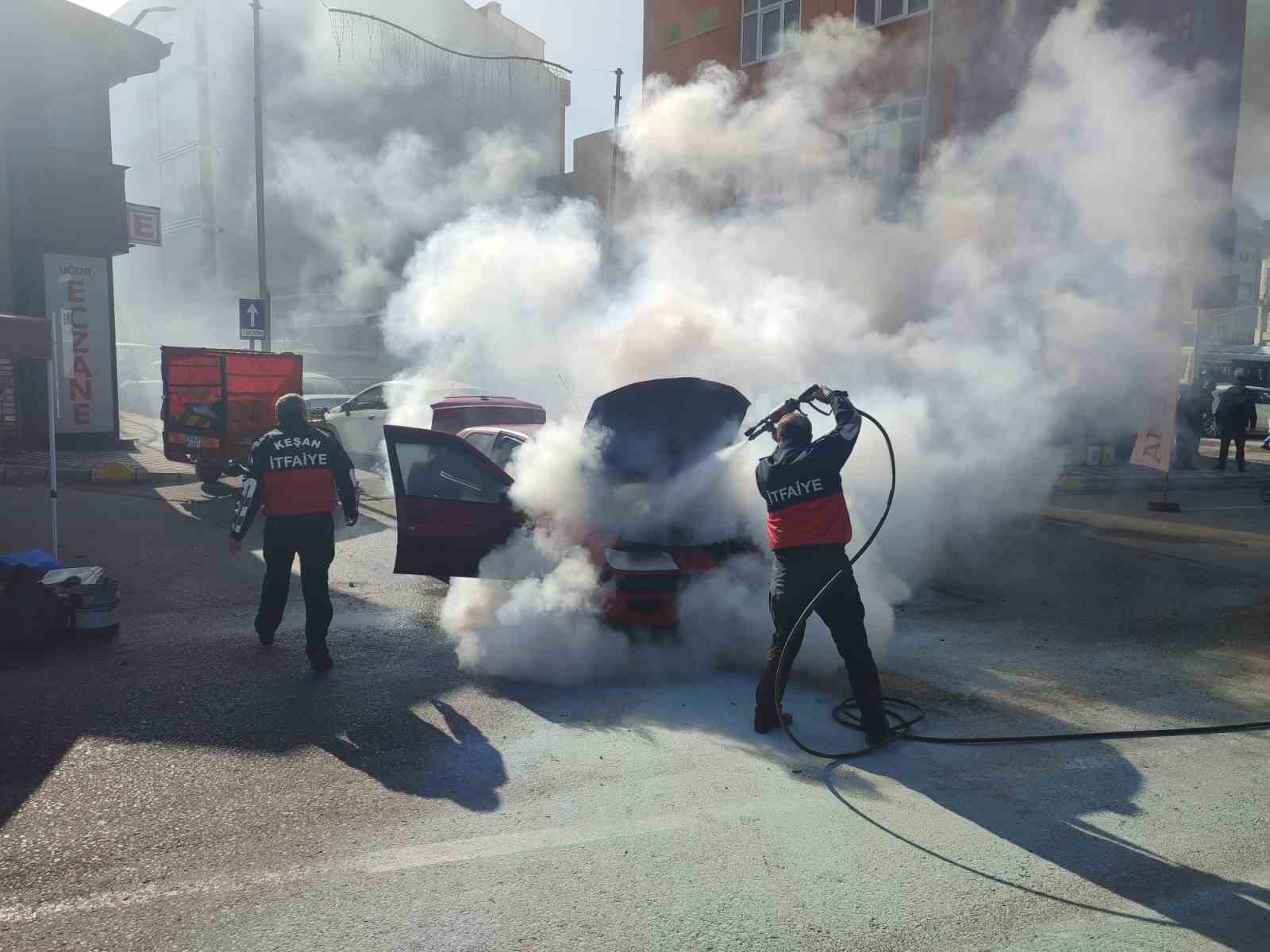 Keşan’da otomobilde çıkan yangın büyümeden söndürüldü