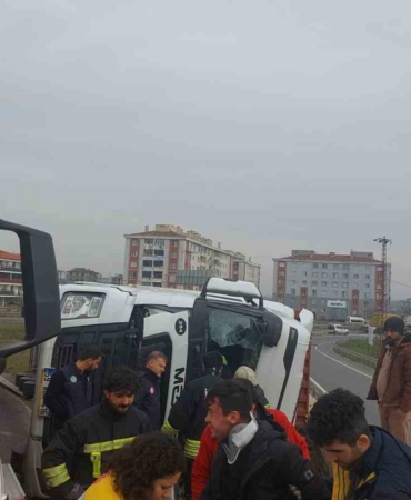 Tekirdağ’da virajı alamayan tır devrildi
