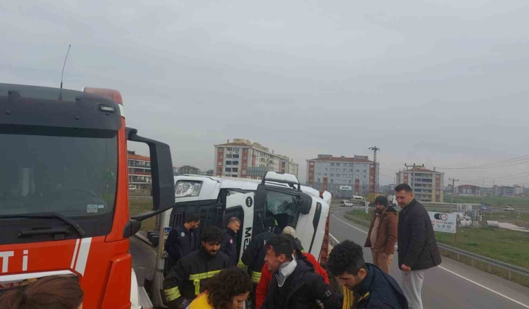 Tekirdağ’da virajı alamayan tır devrildi