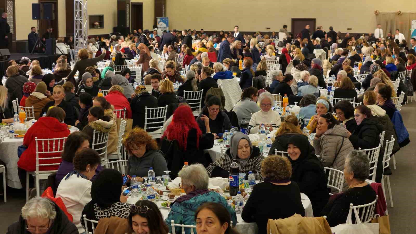 500 Büyükçekmeceli kadın Edirne’de iftar sofrasında buluştu