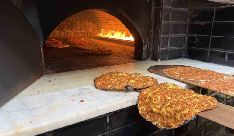 Lahmacun ustası "Maçı kazanırsak bin lahmacun dağıtacağım" dedi, sözünü tuttu