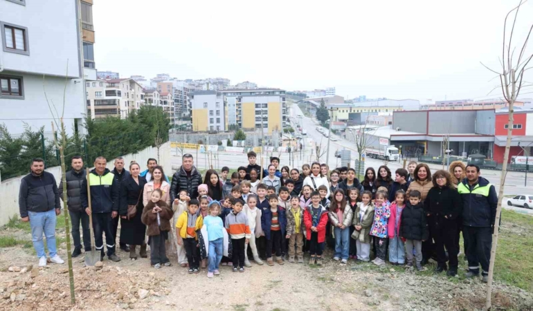 Nilüfer’de minikler doğa için fidan dikti