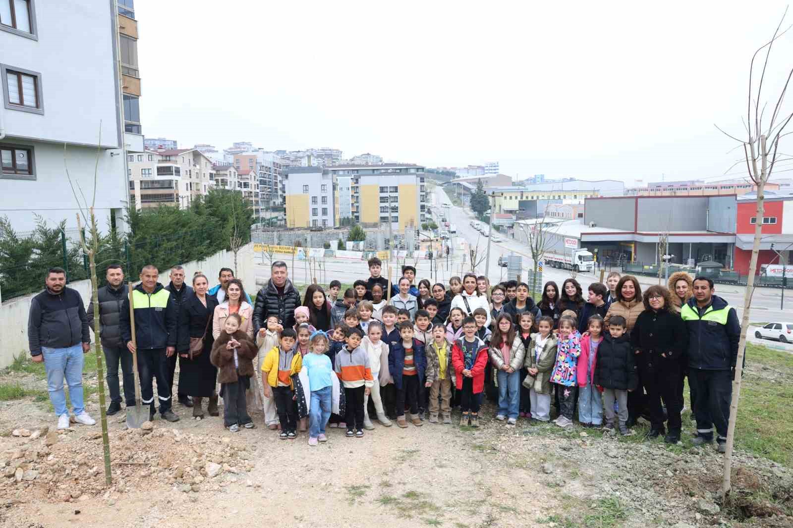 Nilüfer’de minikler doğa için fidan dikti