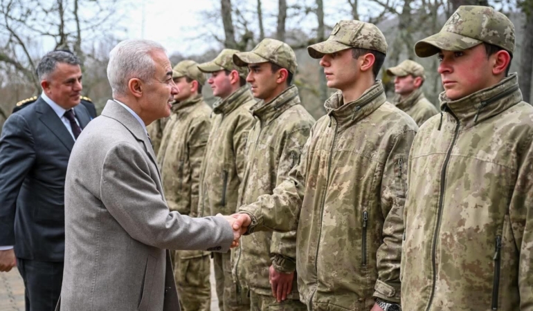 Kırklareli Valisi Turan, sınır karakolunda Mehmetçikle bayramlaştı