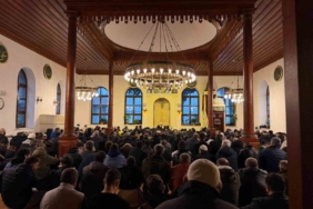 700 yıllık Orhan Camii’nde bayram coşkusu
