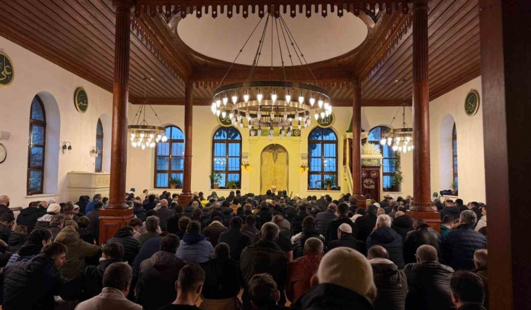 700 yıllık Orhan Camii’nde bayram coşkusu