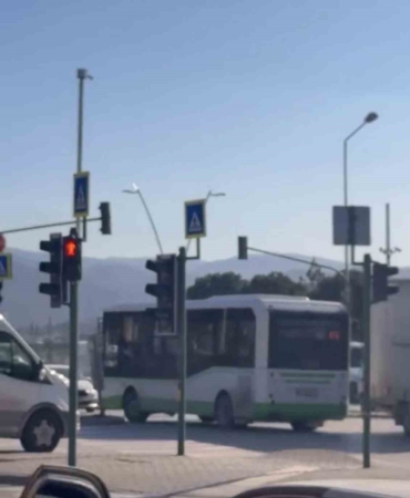 Bursa’da özel halk otobüsü ters şeride girdi