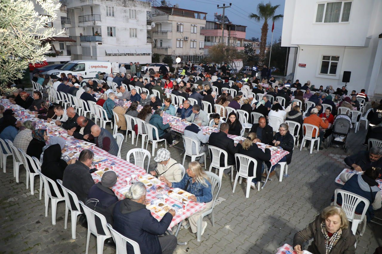 Edremit Belediyesi iftar sofraları Altınoluk’ta kuruldu