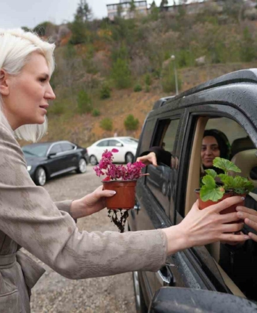 Başkan Subaşı, mezarlık ziyaretinde vatandaşlara çiçek dağıttı