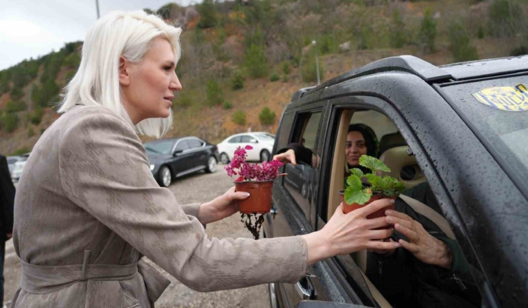 Başkan Subaşı, mezarlık ziyaretinde vatandaşlara çiçek dağıttı