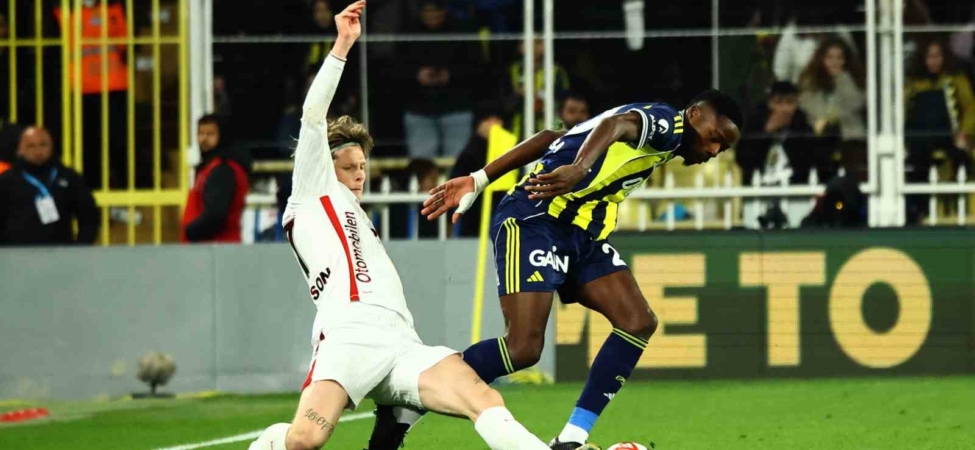 Trendyol Süper Lig: Fenerbahçe: 1 - Samsunspor: 2 (İlk yarı)
