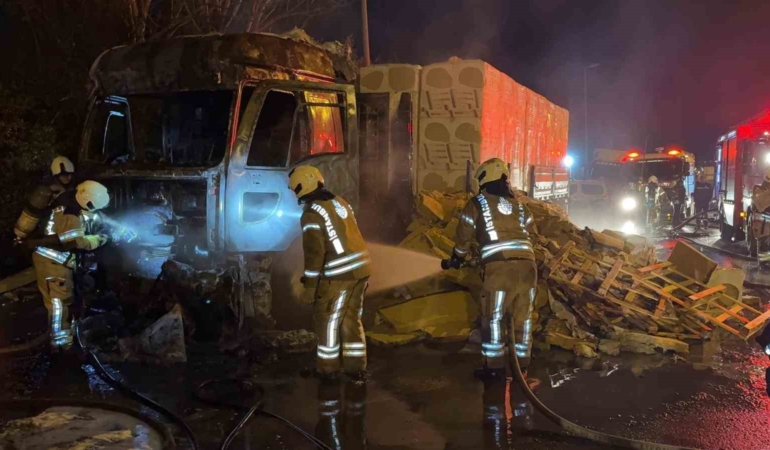 Tuzla’da korkutan tır yangını