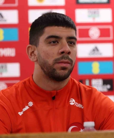 Mili futbolcu Cenk Özkacar Dünya Kupası’ndan emin