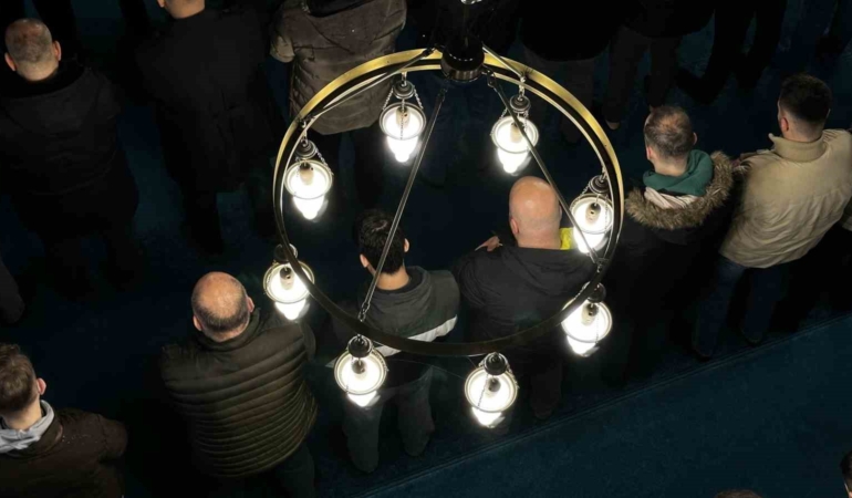 Yağmura rağmen camiler bayram namazı için dolup taştı