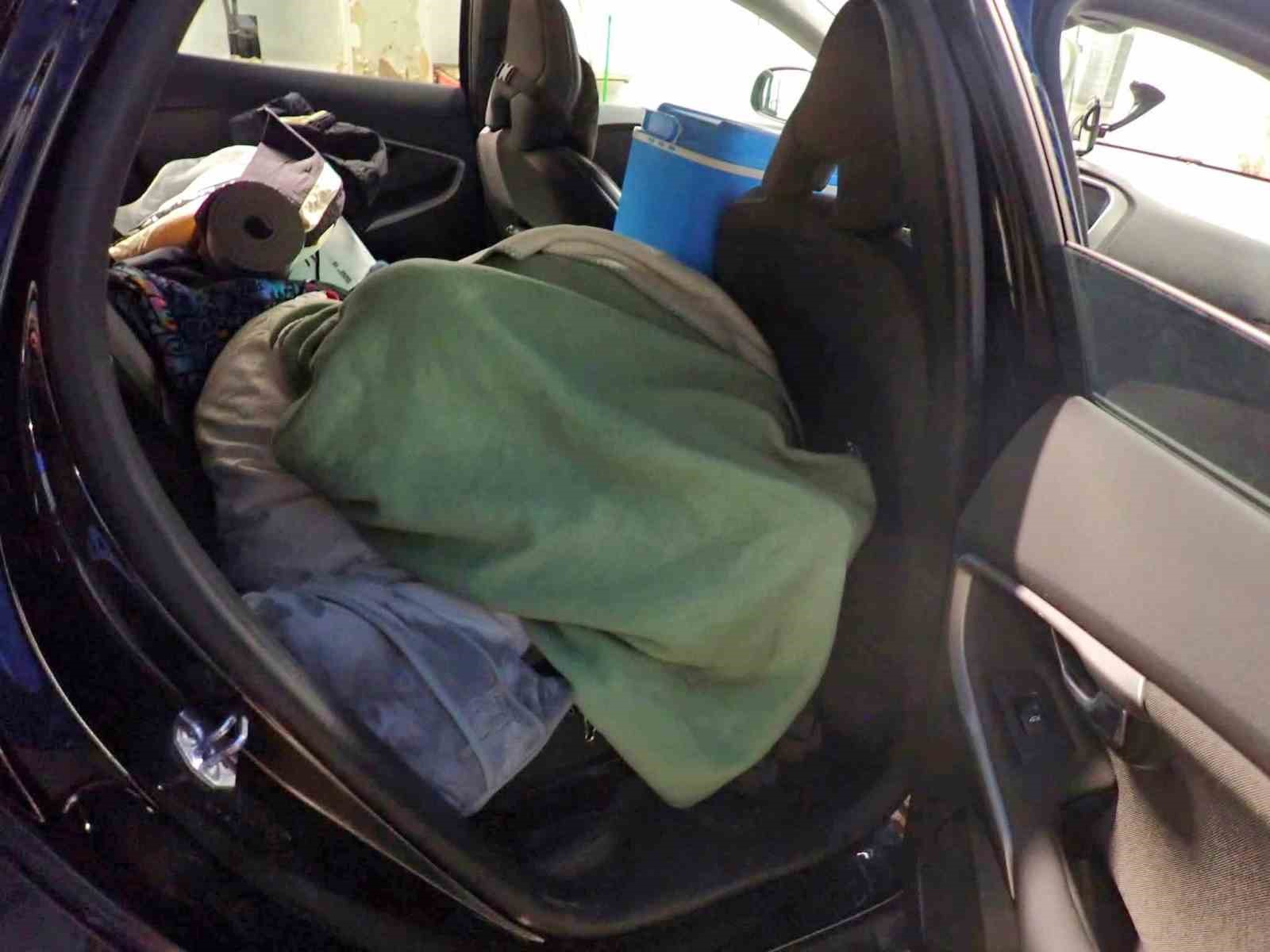 Türkiye’den çıkan araçlara gizlenen kaçaklar yakalandı