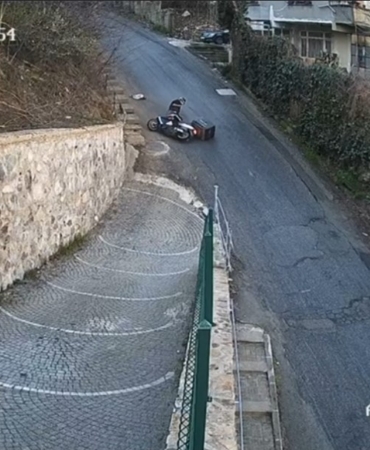 Sarıyer’de bozuk yolun sebep olduğu kaza kamerada: 1 yaralı