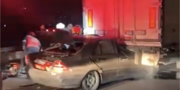 Otoyolda kontrolden çıkan otomobil, tıra arkadan çarptı: 1 yaralı