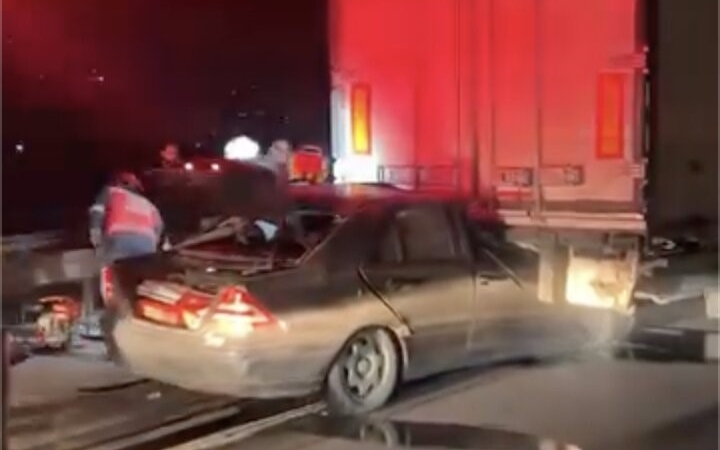 Otoyolda kontrolden çıkan otomobil, tıra arkadan çarptı: 1 yaralı