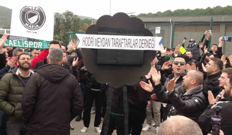 Kocaelispor taraftarları, TFF önüne siyah çelenk bıraktı