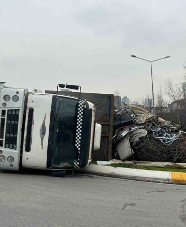 Ataşehir’de kamyon devrilerek yan yattı