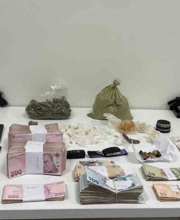 Maltepe’de zula evine operasyon: Kilolarca uyuşturucu ve nakit para ele geçirildi