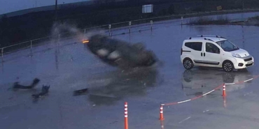 Otomobilin 60 metre boyunca defalarca takla attığı kaza kamerada