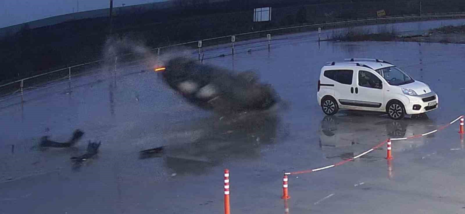 Otomobilin 60 metre boyunca defalarca takla attığı kaza kamerada