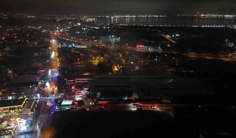 Raf imalatı yapılan fabrika alevlere teslim oldu