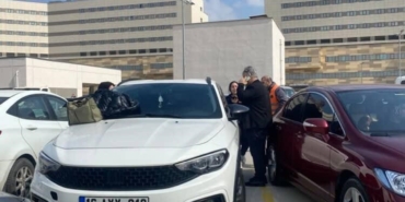 Otoparkta panik dolu anlar... Araçta kilitli kalan çocuk cam kırılarak kurtarıldı