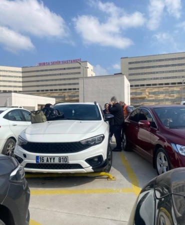 Otoparkta panik dolu anlar... Araçta kilitli kalan çocuk cam kırılarak kurtarıldı