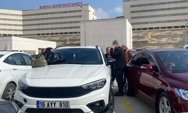 Otoparkta panik dolu anlar... Araçta kilitli kalan çocuk cam kırılarak kurtarıldı