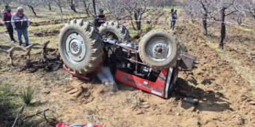 Tarlasını sürerken devrilen traktörün altında kaldı