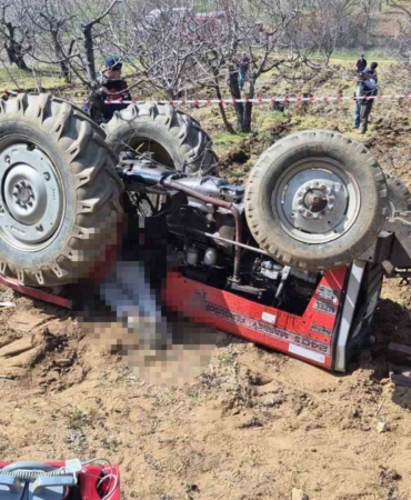 Tarlasını sürerken devrilen traktörün altında kaldı
