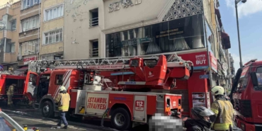 Fatih’te 3 katlı gelinlikçide yangın çıktı, ekmek teknesi yanınca gözyaşlarına boğuldu