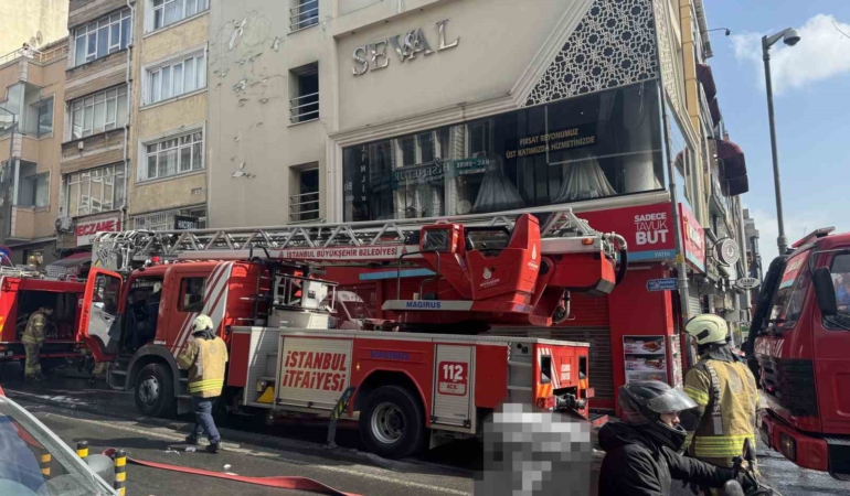 Fatih’te 3 katlı gelinlikçide yangın çıktı, ekmek teknesi yanınca gözyaşlarına boğuldu