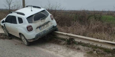 Virajı alamayan araç bariyerlere çıktı