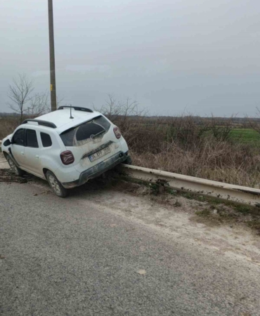 Virajı alamayan araç bariyerlere çıktı