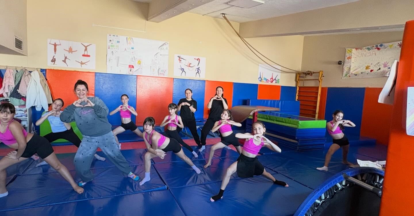 Burhaniye’ de anneler ve çocukları birlikte spor yaptı