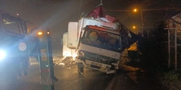 Büyükçekmece’de 8 ton hamsi taşıyan kamyon takla attı: O anlar kamerada