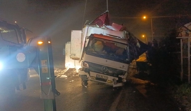 Büyükçekmece’de 8 ton hamsi taşıyan kamyon takla attı: O anlar kamerada