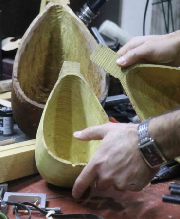 15 yaşında bir tahta parçasıyla başladığı mesleğinde 34 yıldır notalara şekil veriyor