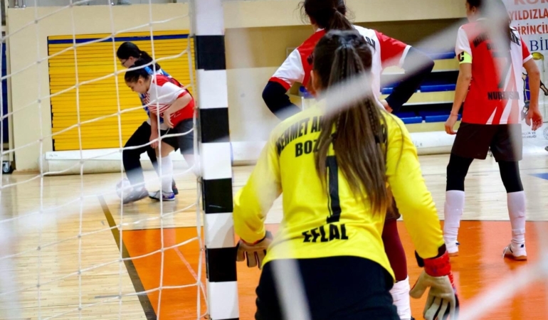 Bilecik’te futsal turnuvasında madalya ve kupalar sahiplerini buldu