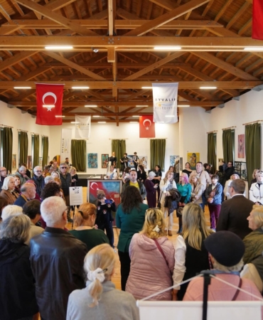 Ayvalık’ta "Kadın gözüyle bir renkte direnç" sergisi açıldı