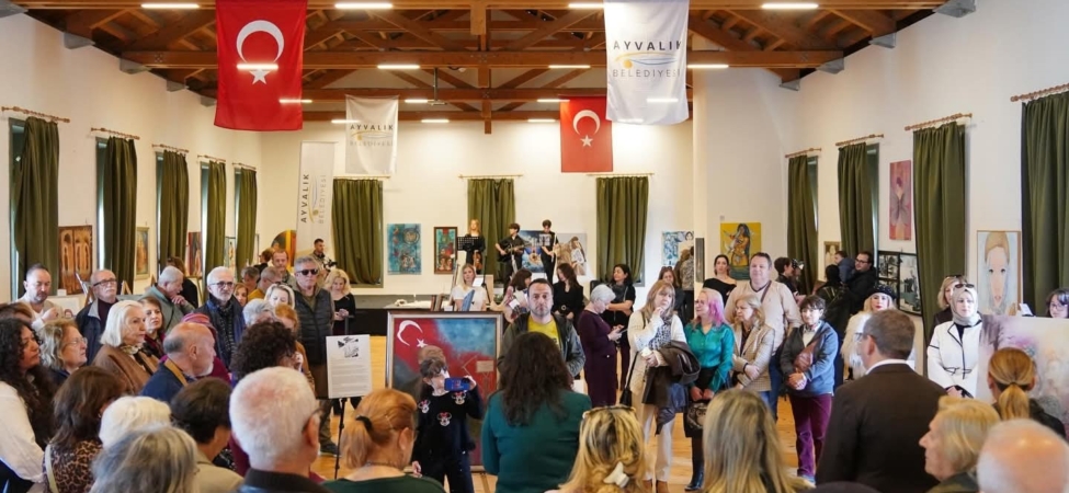 Ayvalık’ta "Kadın gözüyle bir renkte direnç" sergisi açıldı