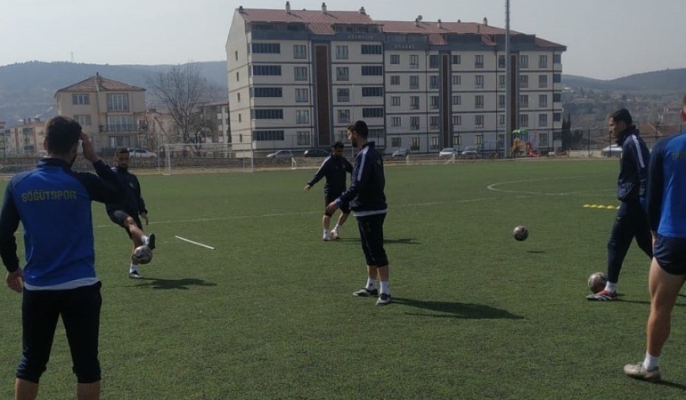 Söğütsporlu futbolcular son antrenman sonrası bayram iznine çıktı
