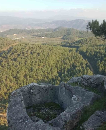 Kaya mezara defineciler tarafından zarar verildi