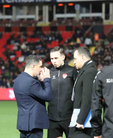 Ziraat Türkiye Kupası C Grubu’nda oynanacak olan Gaziantep FK - Fenerbahçe maçı stadın ışıklandırma sistemindeki arıza nedeniyle başlamadı.