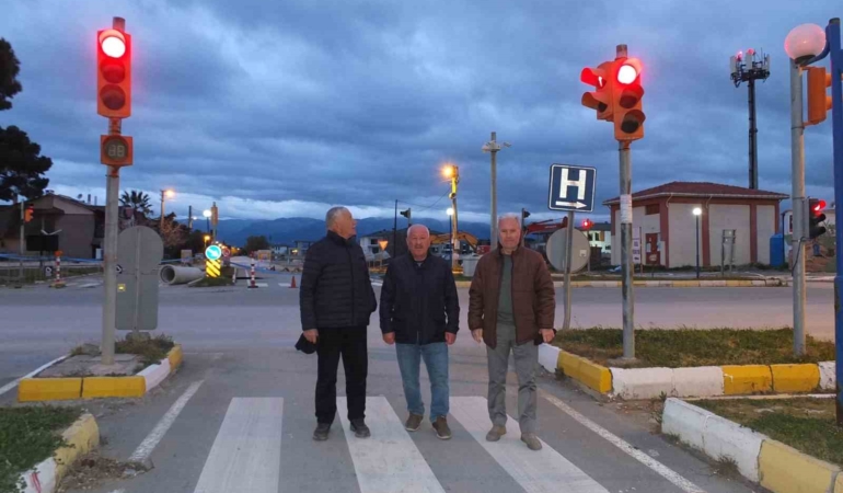 Burhaniye’de düzensiz yanan ışıklar tepki çekti